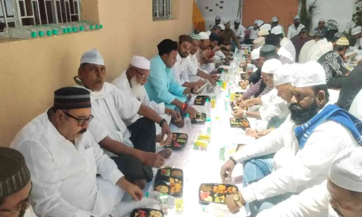 Bokaro News : इफ्तार पार्टी में जुटे जनप्रतिनिधि, भाईचारे पर जोर