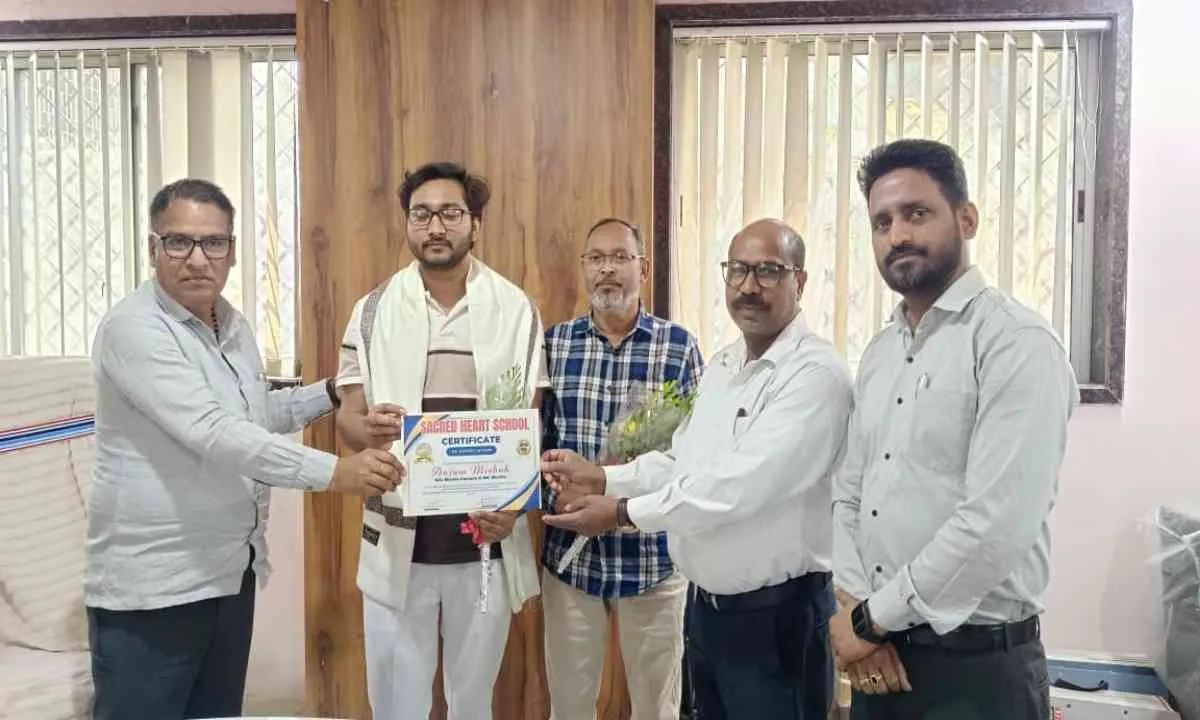 Koderma News: सेक्रेड हार्ट स्कूल का पूर्व छात्र अंजुम मिसवाह बने डॉक्टर, विद्यालय में किया गया सम्मान