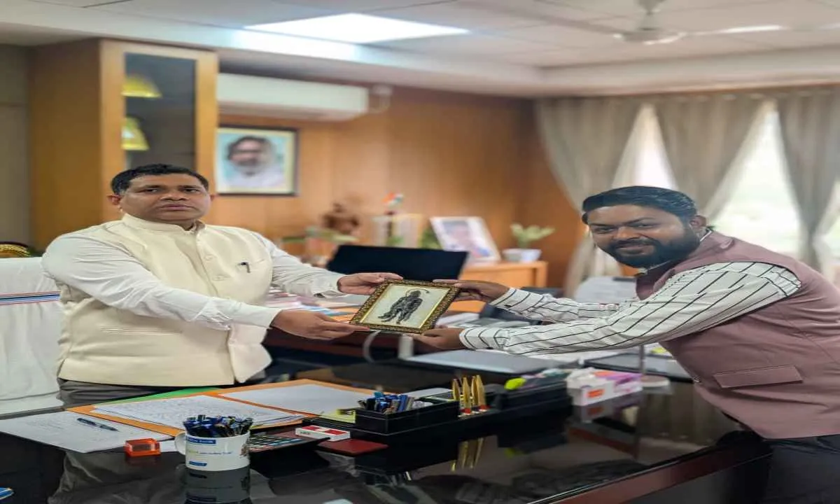 Hazaribagh News: हिन्दुत्व प्रचारक अमन कुमार ने उपायुक्त से किया शिष्टाचार मुलाकात