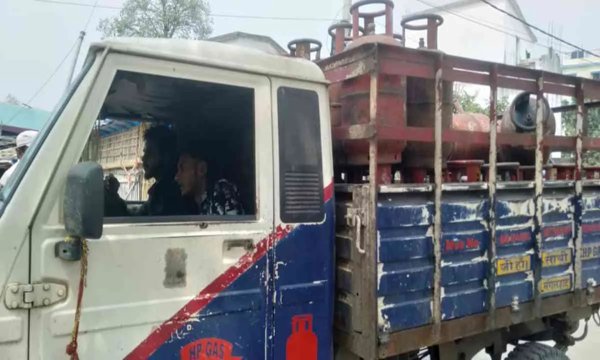 Sahebganj News : ठप्प पड़ गई गैस एजेंसियों की बुकिंग, बिगड़ गया रसोई में बनी भोजन का स्वाद