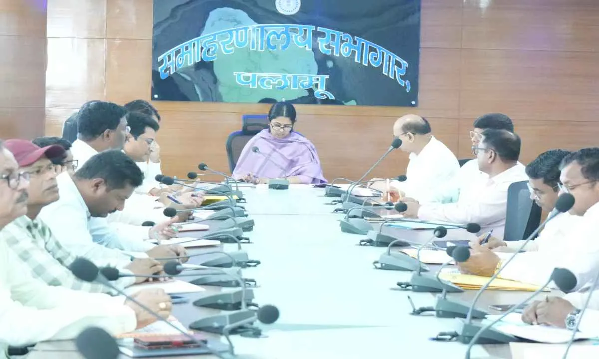 Palamu News: राजस्व संग्रहण की समीक्षा बैठक, सभी विभागों को राजस्व संग्रहण में तेज़ी लाने के निर्देश 