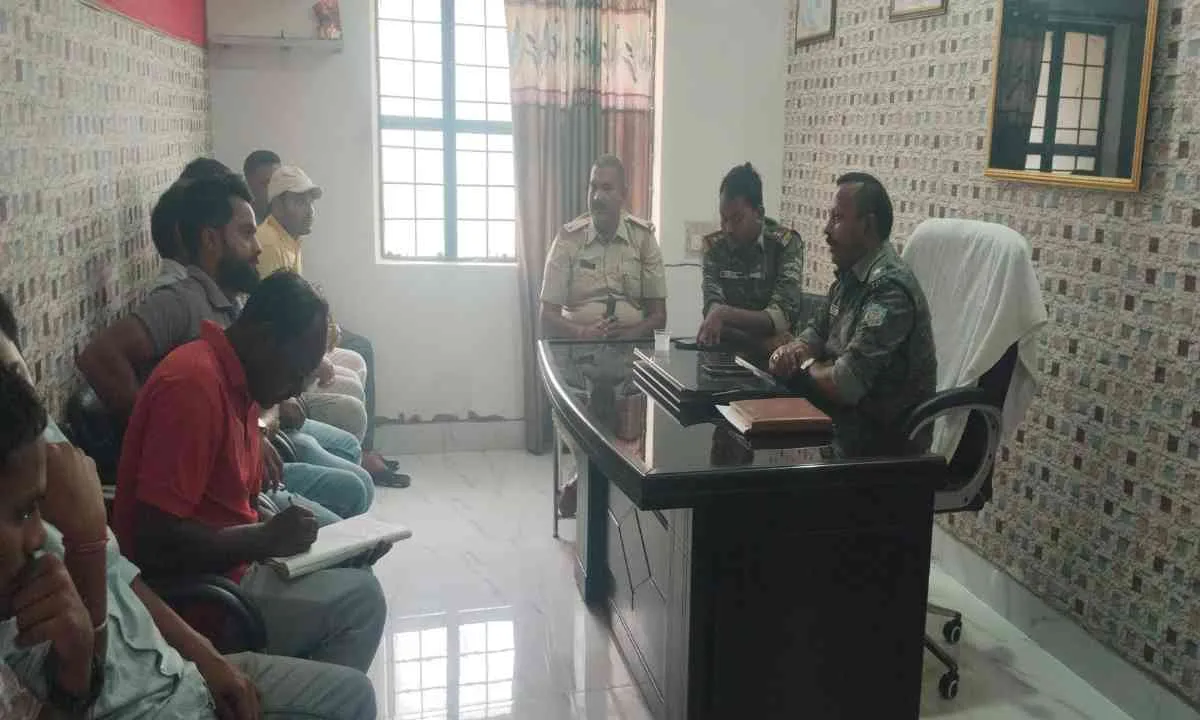 Palamu News : रामनवमी जुलूस में डीजे बजाने पर प्रतिबंध, छतरपुर थाना में अखाड़ों के साथ बैठक