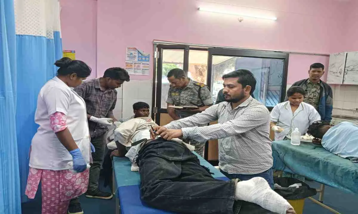 Lohardaga News : सरहुल से लौट रहे युवकों की बाइक को अज्ञात वाहन ने मारी टक्कर, तीन घायल