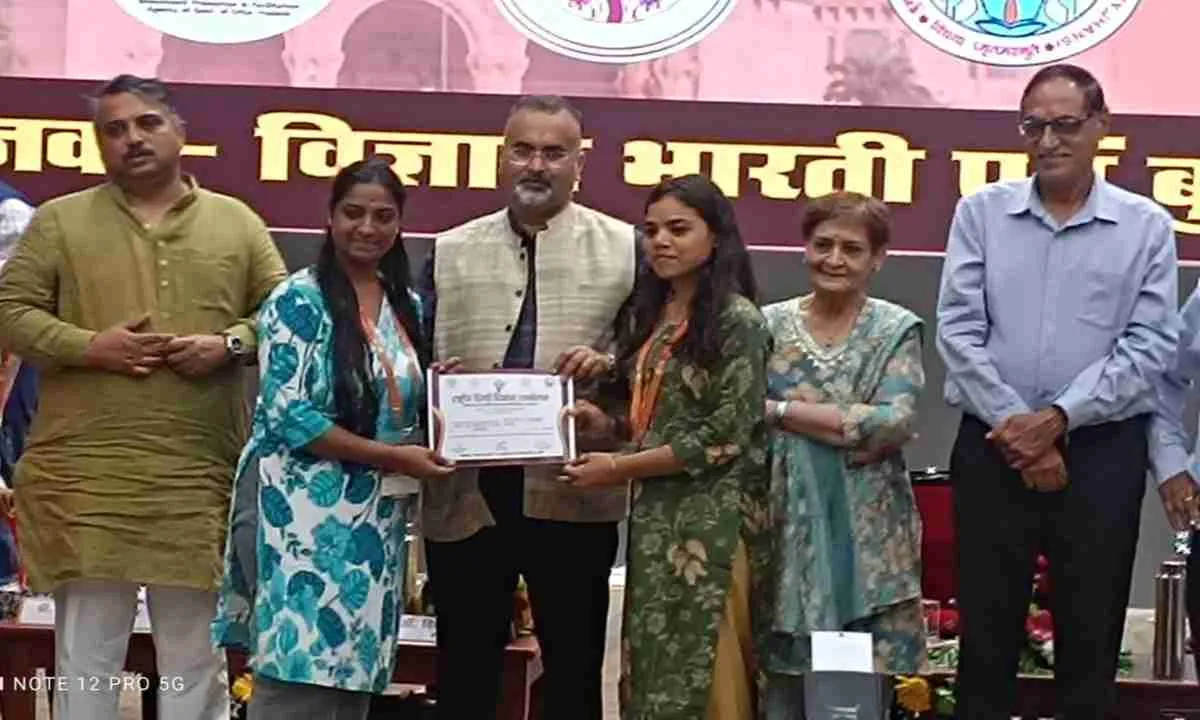 Hazaribagh News: VBU का गौरव: झांसी में आयोजित राष्ट्रीय हिंदी विज्ञान सम्मेलन में छात्रों ने लहराया परचम