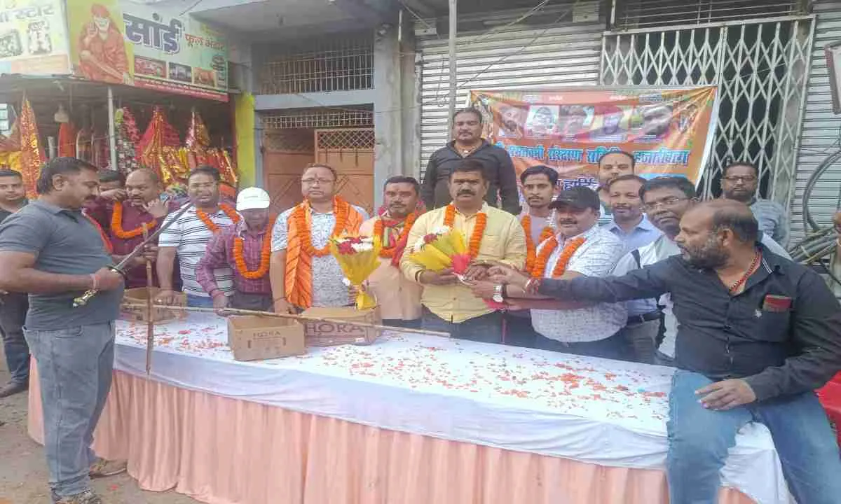 Hazaribagh News: रामनवमी संरक्षण समिति ने सनराइज ग्रुप की झांकी का किया स्वागत