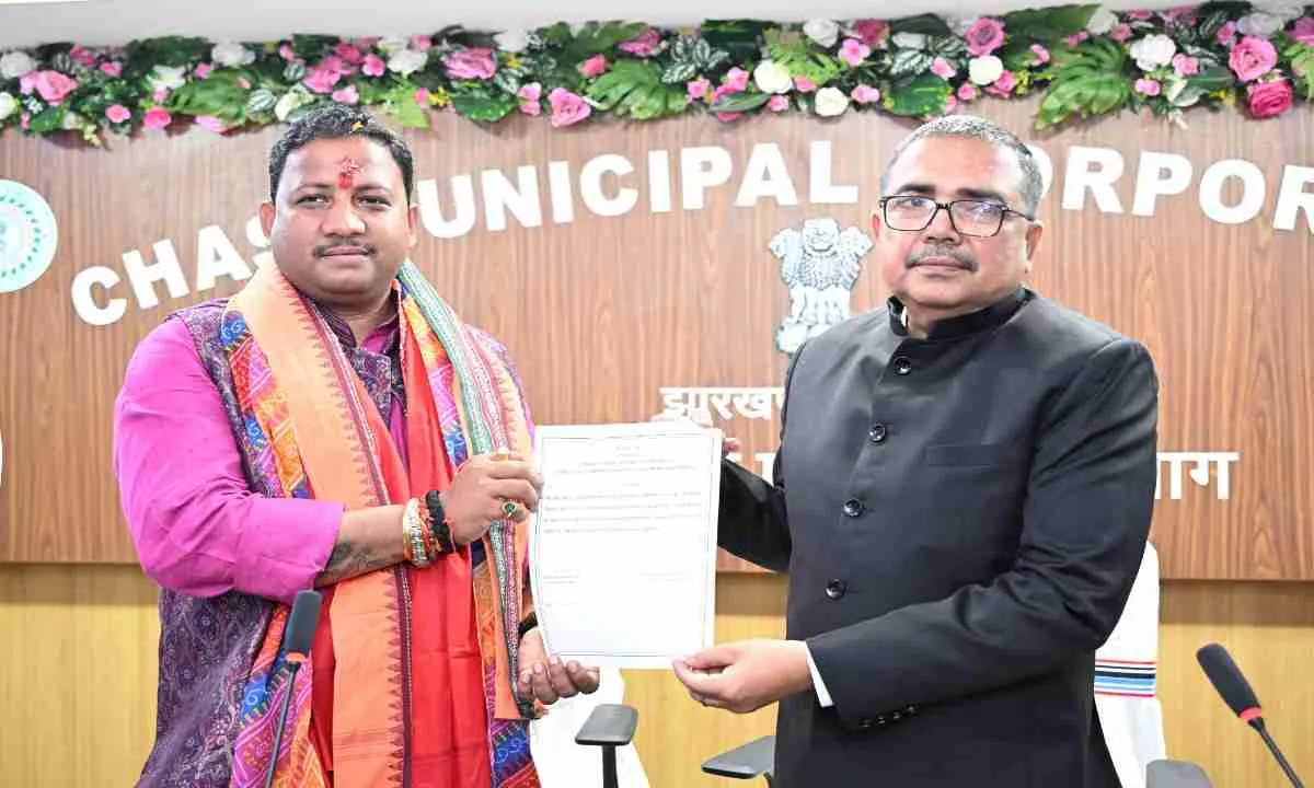 डीईओ सह डीसी ने चास नगर निगम के नव निर्वाचित जनप्रतिनिधियों को दिलाई शपथ