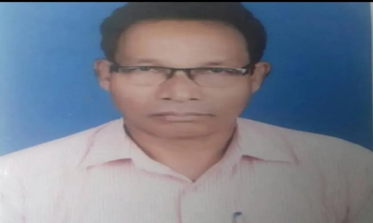 Chaibasa News: टाटा–हाता मार्ग पर खड़े ट्रक से टकराई बाइक, शिक्षक वीर प्रताप मुर्मू का दुखद निधन