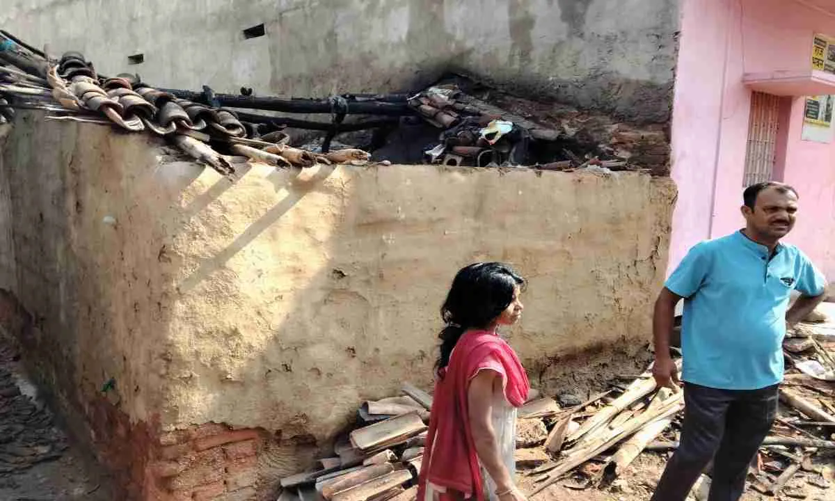 Koderma News: खपरैल मकान में आग लगने से हजारों का नुकसान
