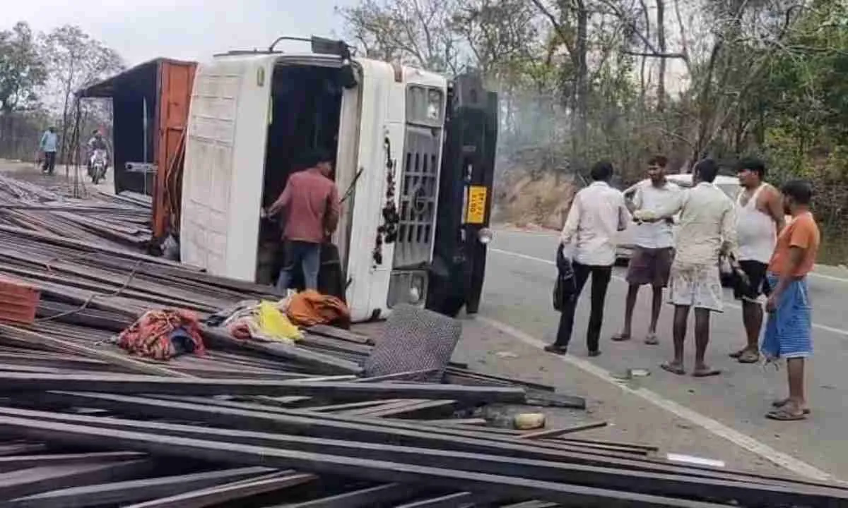 Koderma News: लोहा लदा ट्रक पलटा, मलबे में फंसी रही चालक की सांसे; पुलिस ने निकाला बाहर