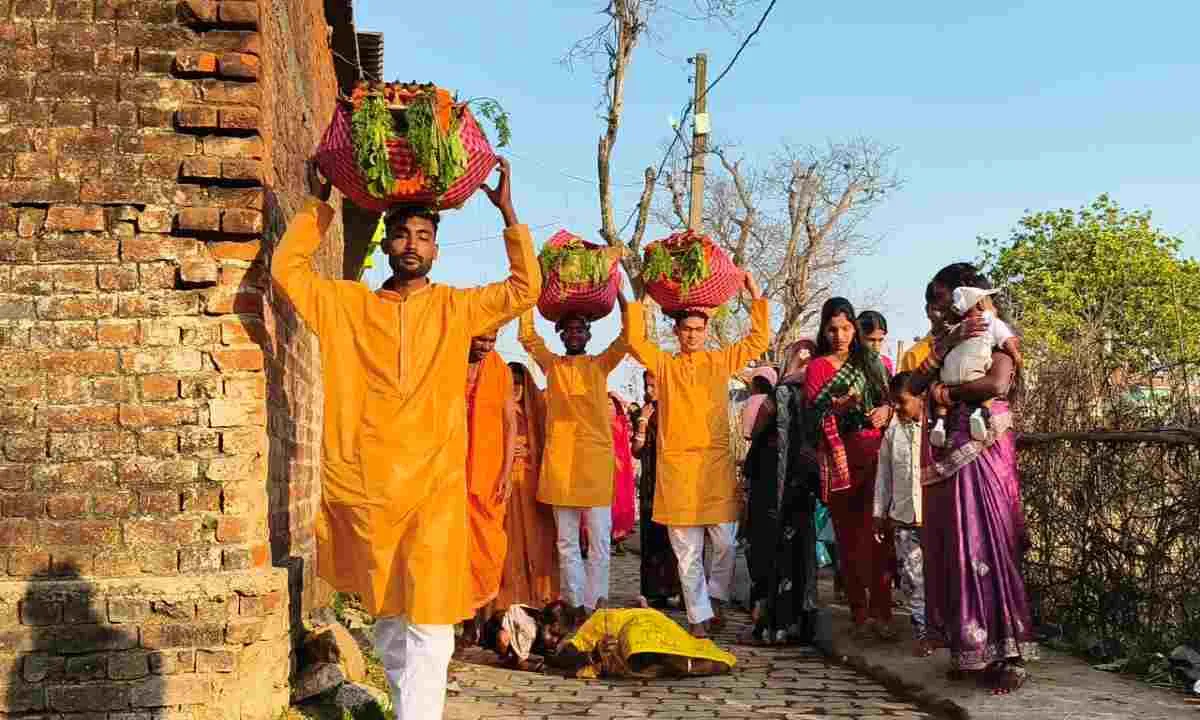 Hazaribagh News: डूबते सूर्य को अर्घ्य के साथ छठ महापर्व का तीसरा दिन सम्पन्न