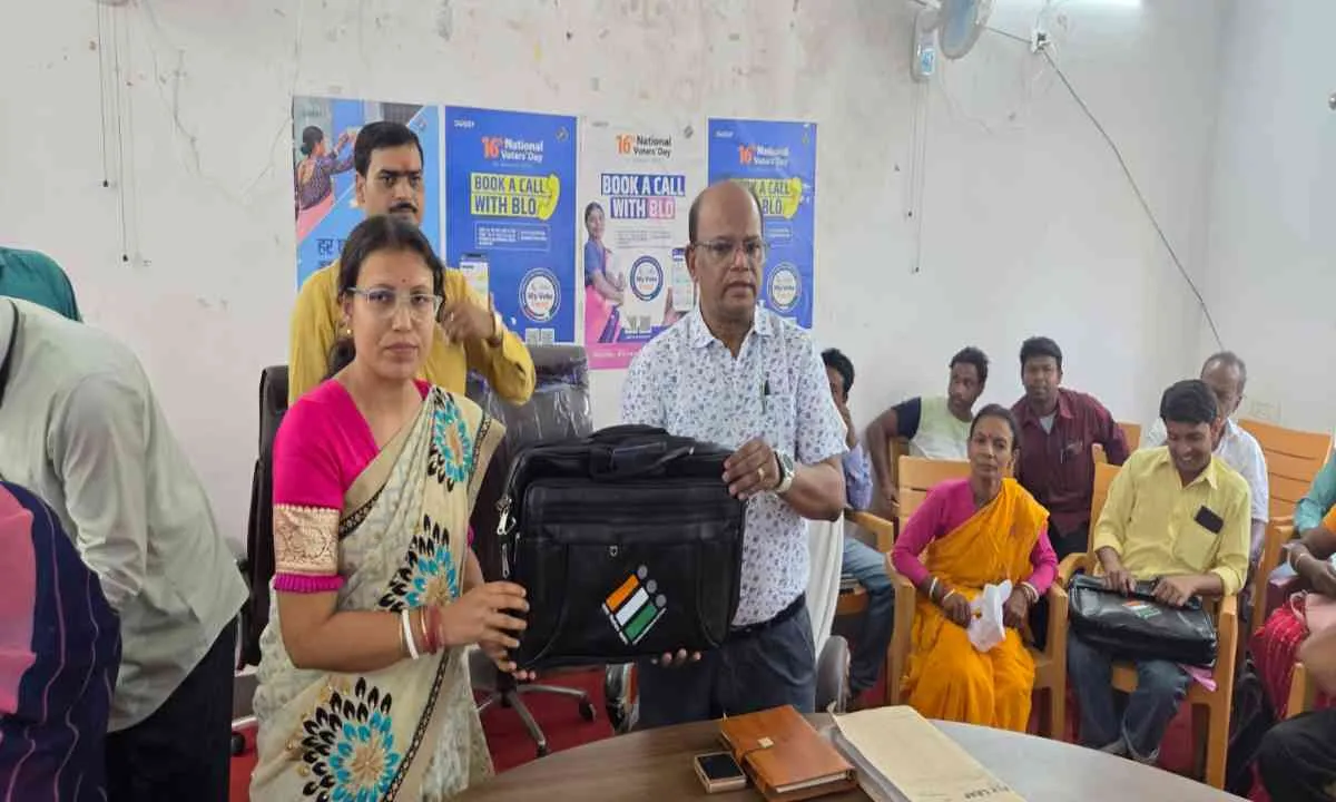 Dumka News: बी०एल०ओ० सुपरवाइजर तथा बी०एल०ओ० को विशेष गहन पुनरीक्षण के पूर्व दिया गया प्रशिक्षण