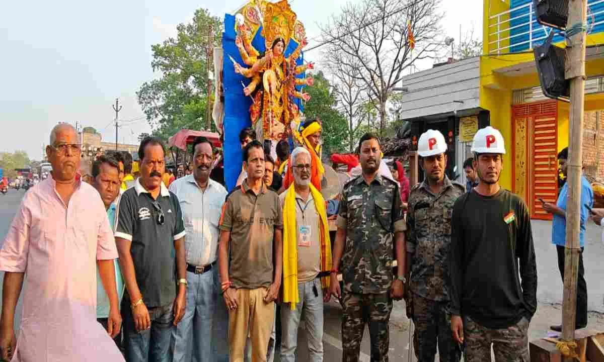 Ramgarh News: श्रद्धा और आस्था का संगम: भव्य जुलूस के साथ दुर्गा प्रतिमा का हुआ विसर्जन