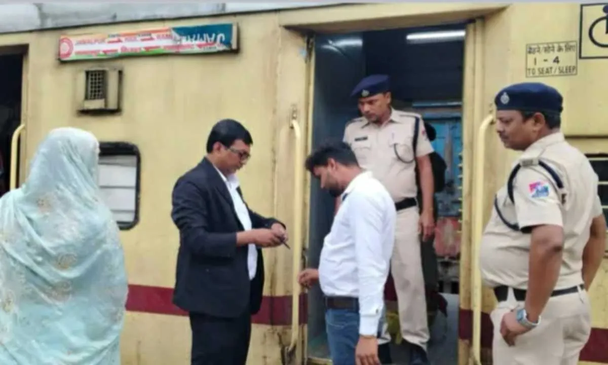 Sahebganj News: मालदा मंडल ने चलाया विशेष टिकट जांच अभियान, 330 यात्रियों से 1.06 लाख जुर्माना