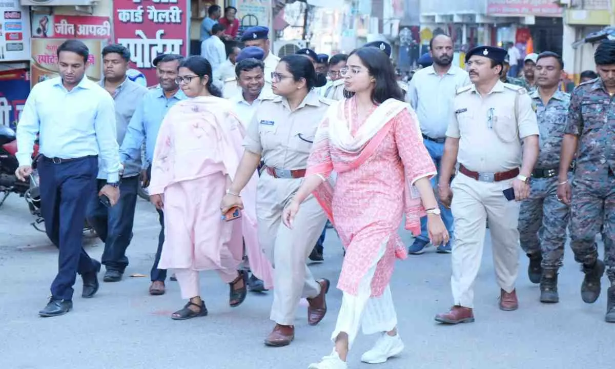 Palamu News: उपायुक्त एवं पुलिस अधीक्षक के संयुक्त नेतृत्व में निकाला गया फ्लैग मार्च