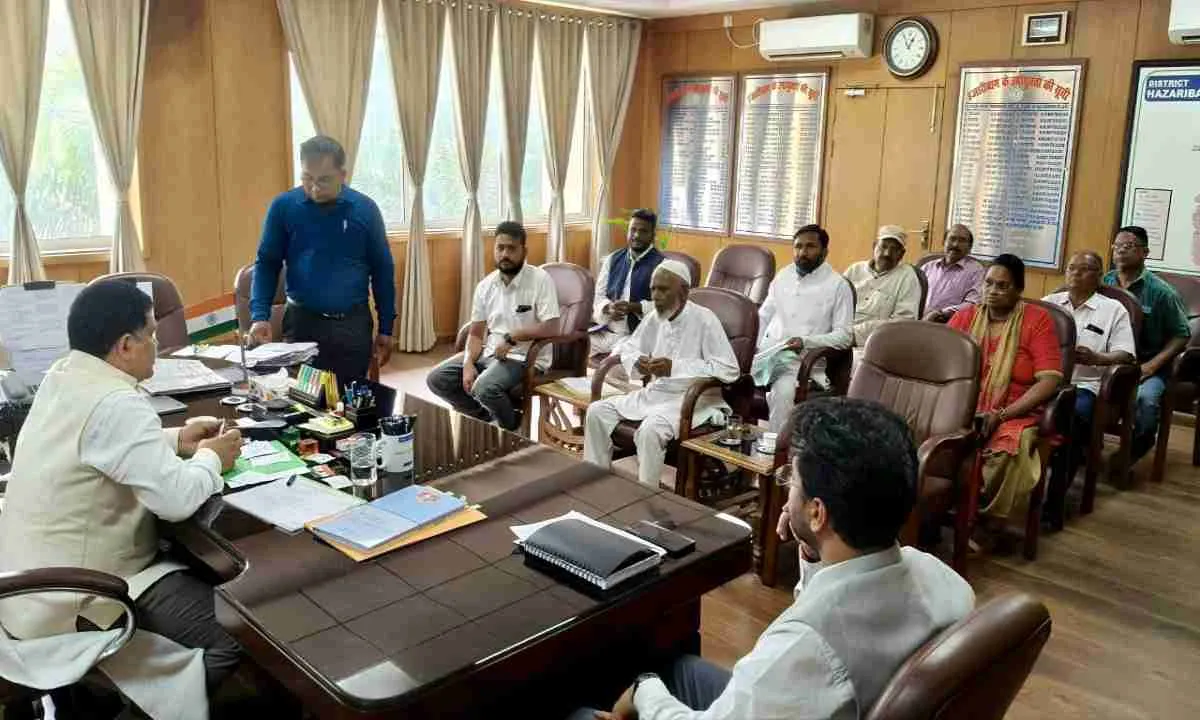 Hazaribagh News: जनता दरबार में उपायुक्त ने सुनी फरियादियों की समस्याएं