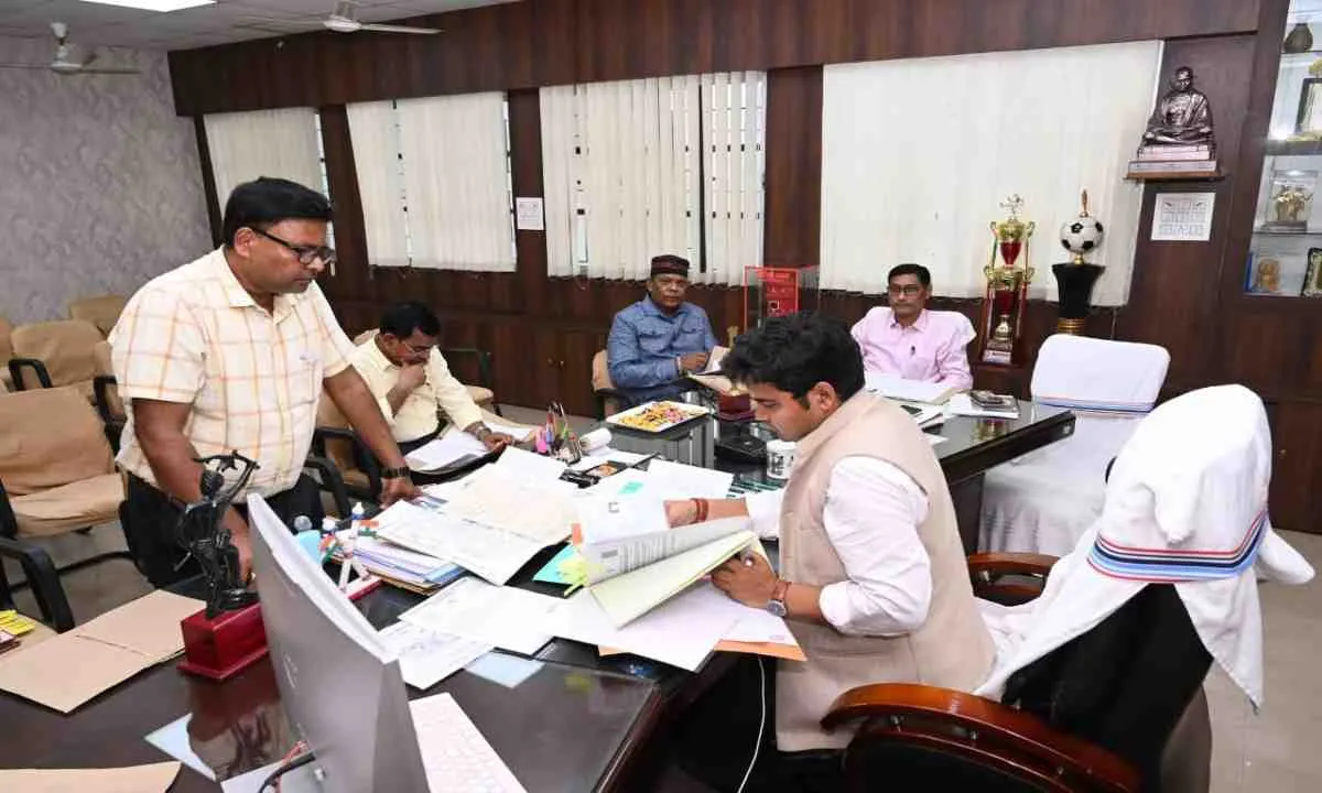 Pakur News: समाहरणालय में जिला अनुकंपा समिति की बैठक