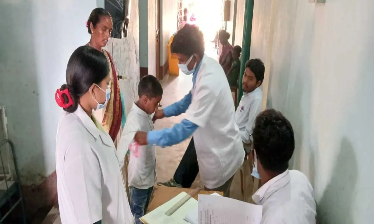 Dumka News : पाथरा में 79 छात्रों का स्वास्थ्य परीक्षण शिविर आयोजित