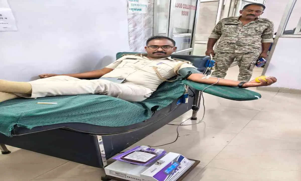 Bokaro News: पुलिस की मानवता की मिसाल, घायल को खून देकर बचाई जान