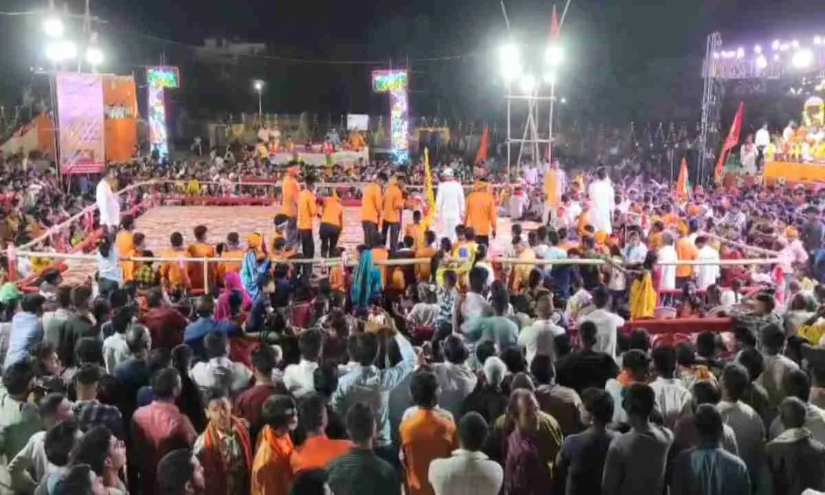 Koderma News: ब्लॉक मैदान में रामनवमी पर विशेष आयोजन, झांकियों व करतब का प्रदर्शन