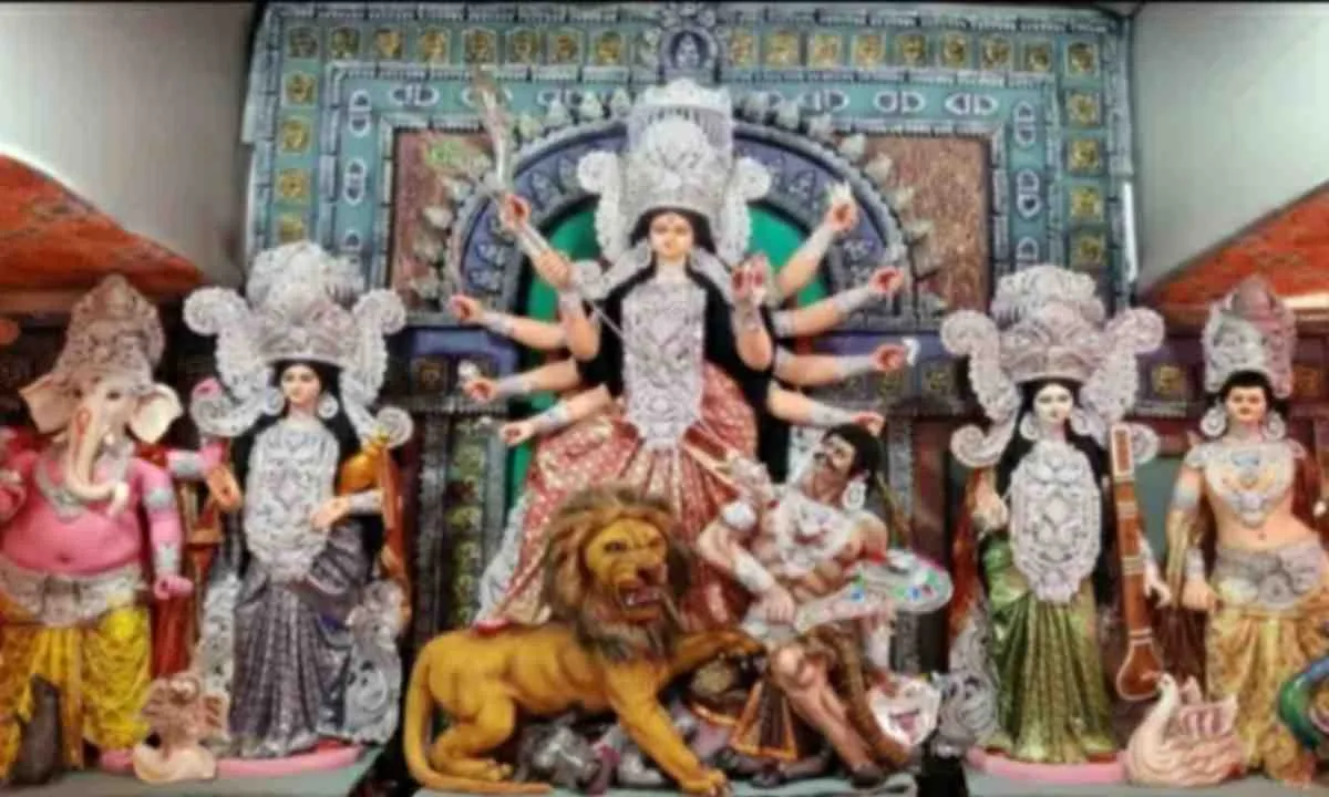 Sahebganj News: मिर्जाचौकी में उमड़ा आस्था का जनसैलाब, देवी मंदिर के पट खुलते ही उमड़ी श्रद्धालुओं की भीड़