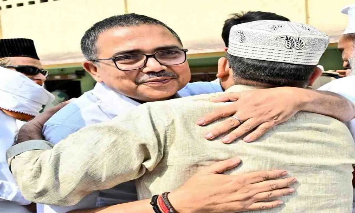 बोकारो में ईद का जश्न: डीसी-एसपी ने गले मिलकर दी बधाई, दिखा भाईचारे का अनोखा नज़ारा