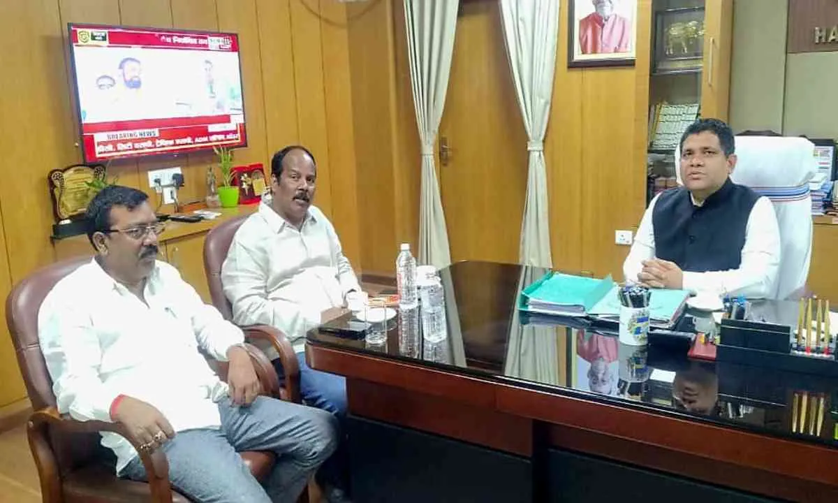 Hazaribagh News: महुदी जुलूस विवाद सुलझाने की कवायद, विधायक रोशन लाल चौधरी ने DC से की मुलाकात