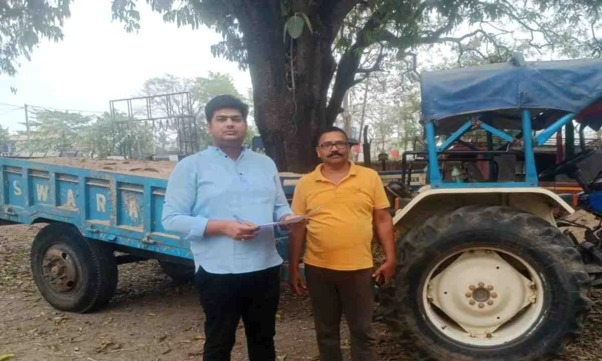 Giridih News: CO संतोष कुमार का एक्शन मोड: छापेमारी में दो ट्रैक्टर जब्त