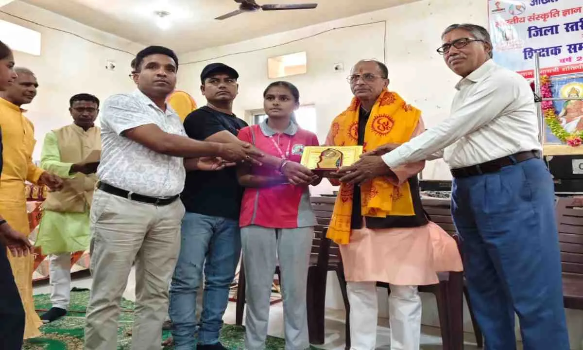 Koderma News: भारतीय संस्कृति ज्ञान परीक्षा का जिला स्तरीय पुरस्कार सह सम्मान समारोह सम्पन्न