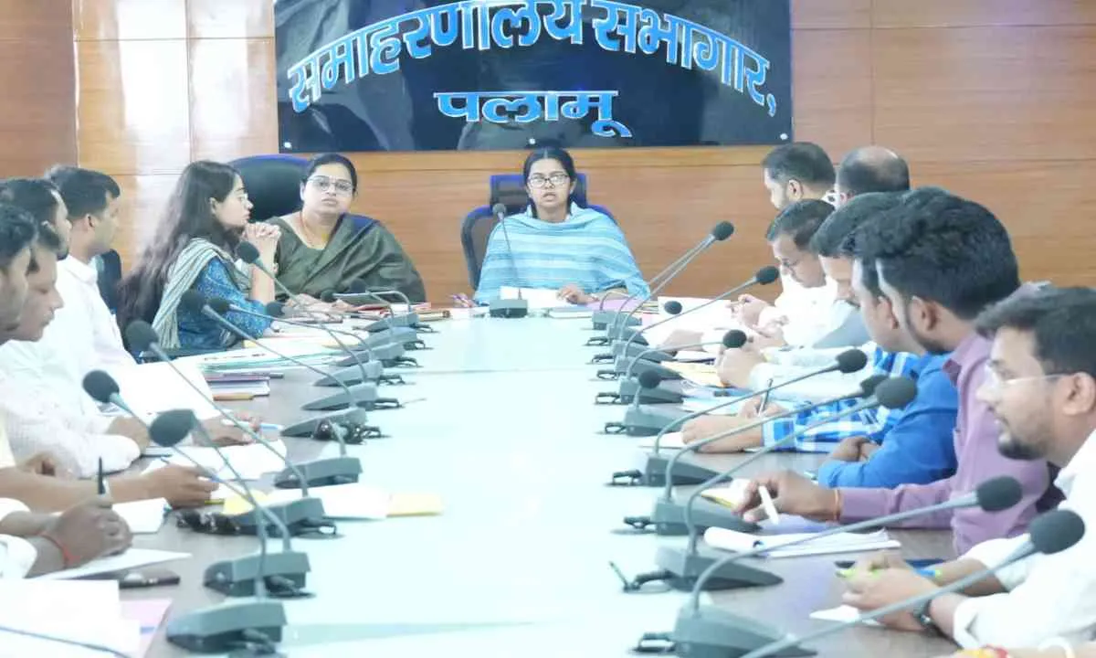 Palamu News: सामाजिक सुरक्षा एवं श्रमिक कल्याण योजनाओं की प्रगति पर उपायुक्त ने की व्यापक समीक्षा