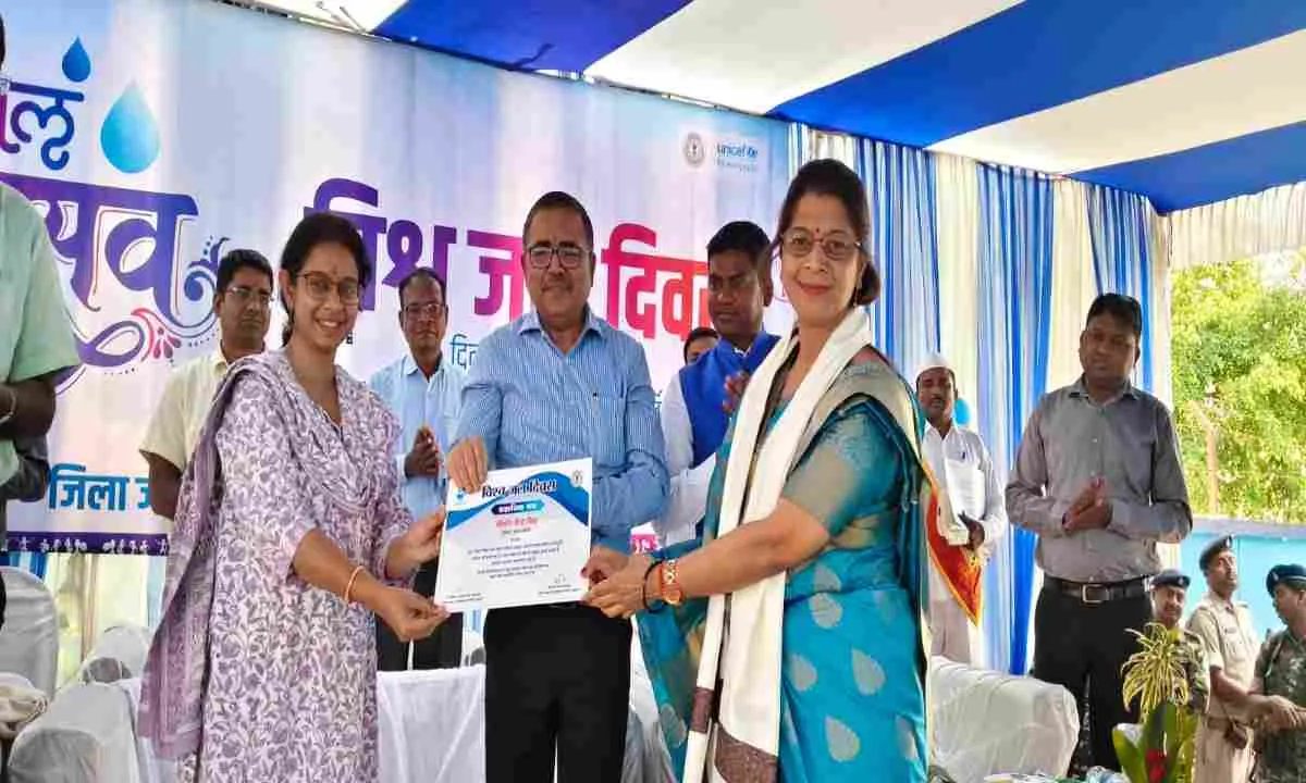 Bokaro News: जल जीवन मिशन की सफलता पर स्वांग दक्षिणी मुखिया रीना सिंह को किया गया सम्मानित 