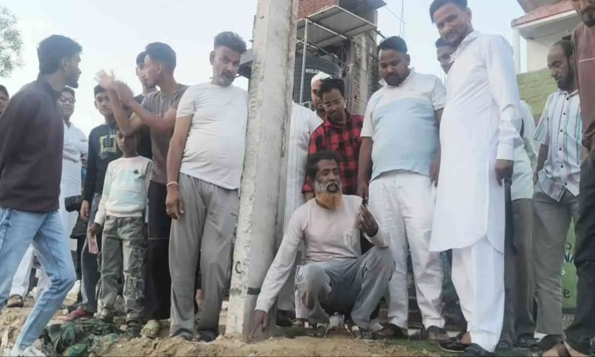 Lohardaga News : विद्युत कार्य में लापरवाही का आरोप, लोगों ने रोका खंभा लगाने का काम