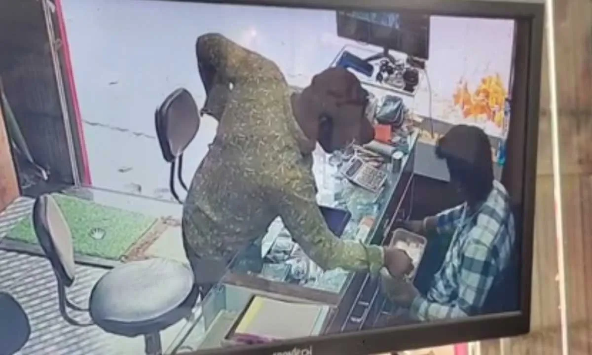 Chaibasa News: एक दिन पहले खरीदार, अगले दिन बना चोर, भरोसा जीतकर उड़ा ले गया 23 लाख की गहने