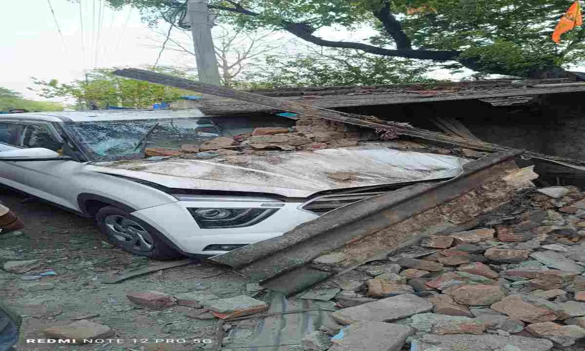 Dhanbad News: दीवार तोड़कर बरामदे में घुसी कार, मौत के मुंह से लौटे 6 मासूम जिंदगियां