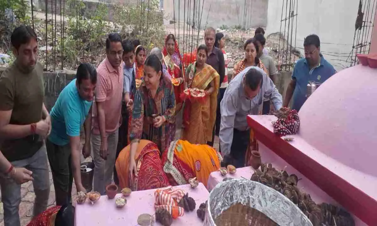 Koderma News : शीतला मंदिरों में उमड़ी श्रद्धालुओं की भीड़, शीतल प्रसाद का लगाया भोग