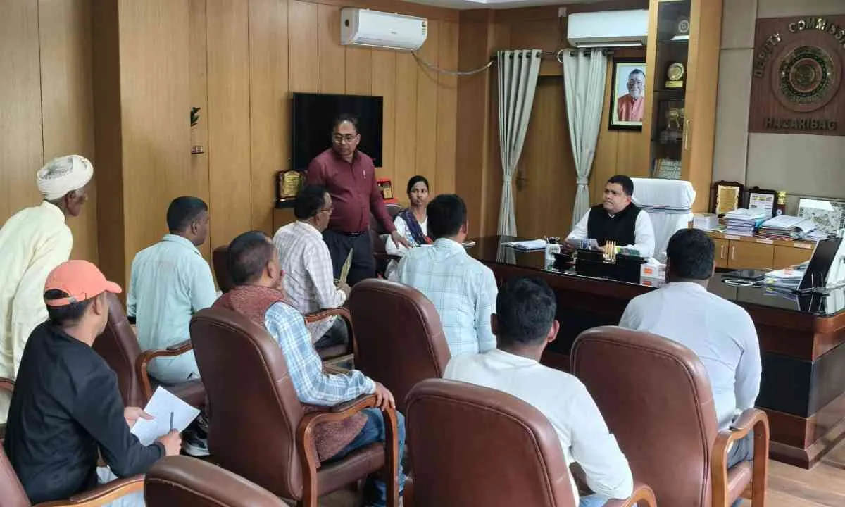 Hazaribagh News: जनता दरबार में उपायुक्त ने सुनी फरियादियों की समस्याएं