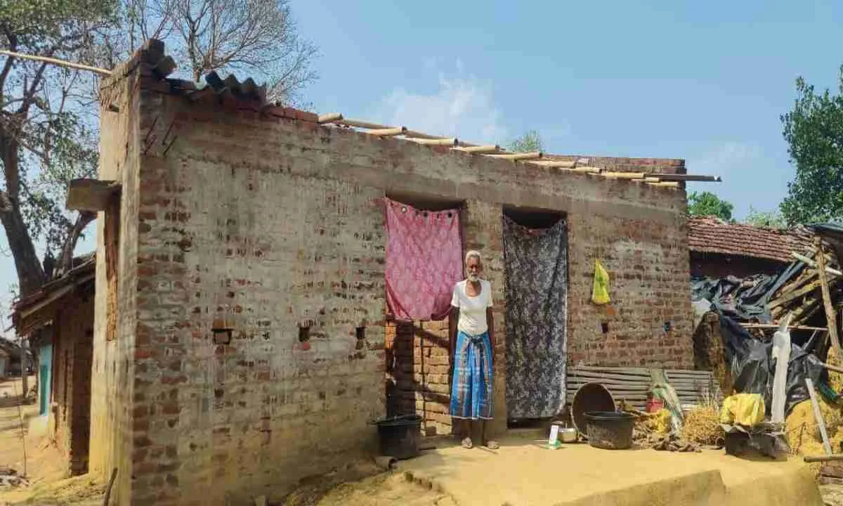 Pakur News: छप्पर उड़ा, जिंदगी उजड़ी! महेशपुर के वृद्ध परिवार पर टूटा कहर