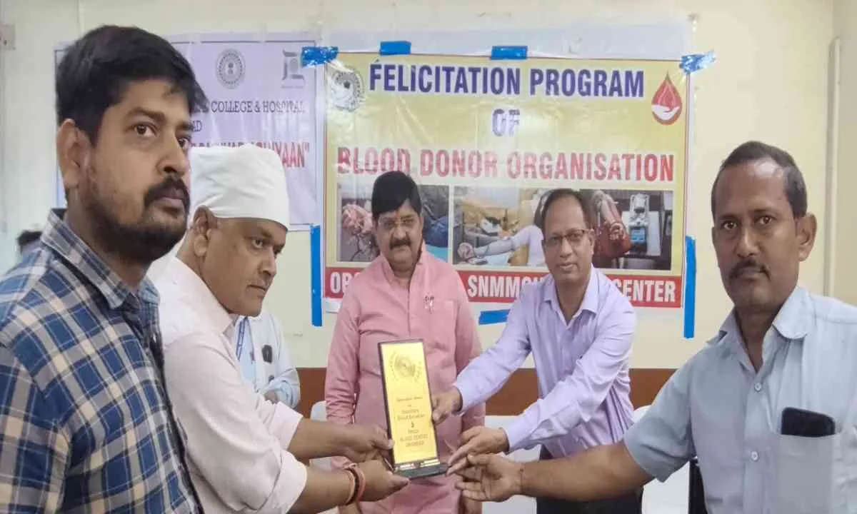 Dhanbad News: SNMMCH में रक्तदाता संस्थाओं को सम्मान, सिंदरी के जन अधिकार मंच को मिला नौवां सम्मान