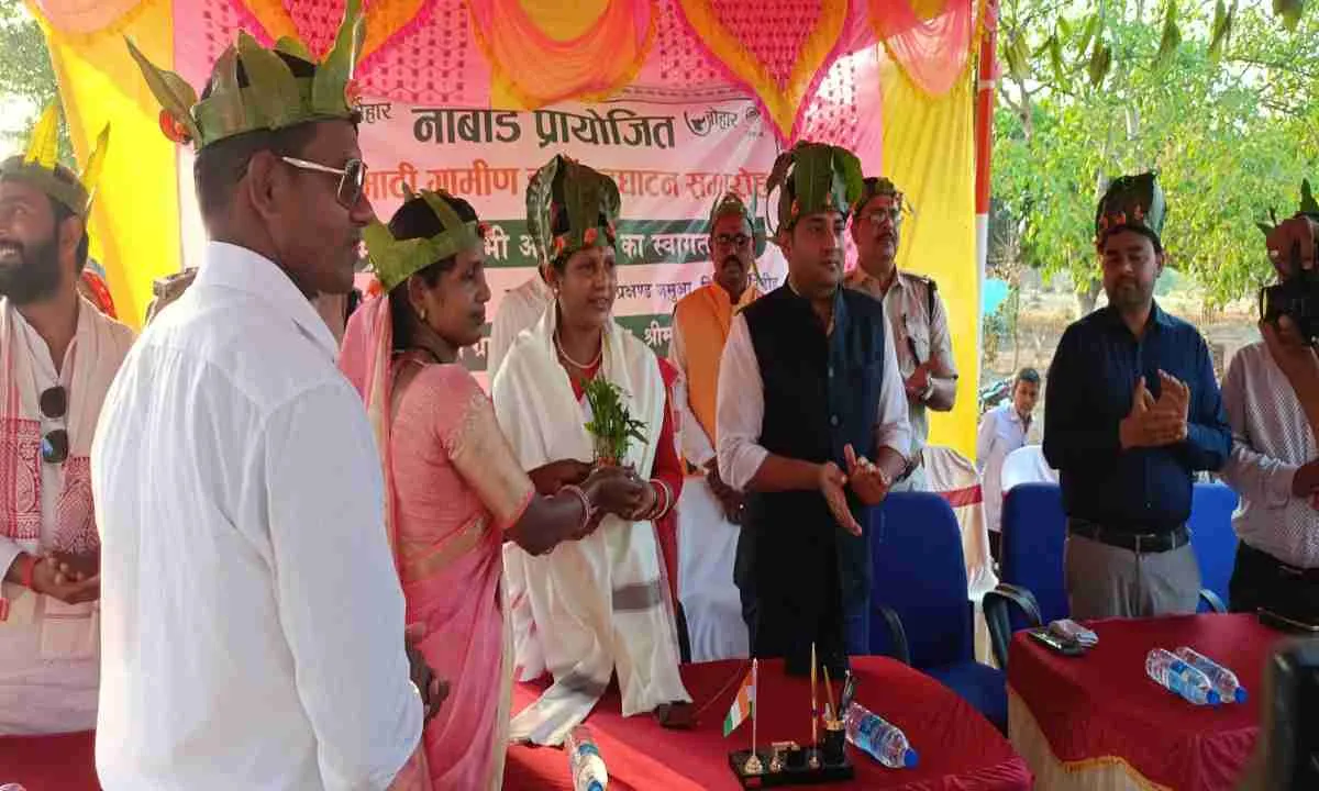 Giridih News: नाबार्ड 'ग्रामीण हाट' का भव्य उद्घाटन, किसानों को मिलेगा बड़ा बाजार 