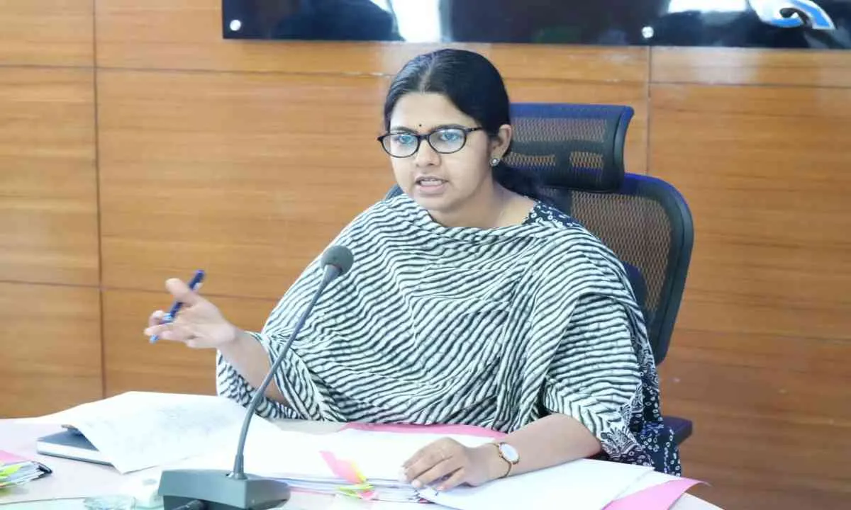 Palamu News: उपायुक्त समीरा एस ने की तकनीकी विभागों की समीक्षा, योजनाओं में तेजी लाने का दिया निर्देश