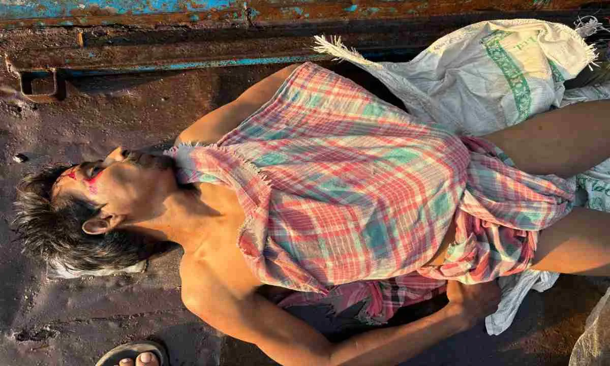 Pakur News: कौन है ये शख्स? सड़क किनारे मिला शव, पुलिस कर रही पहचान