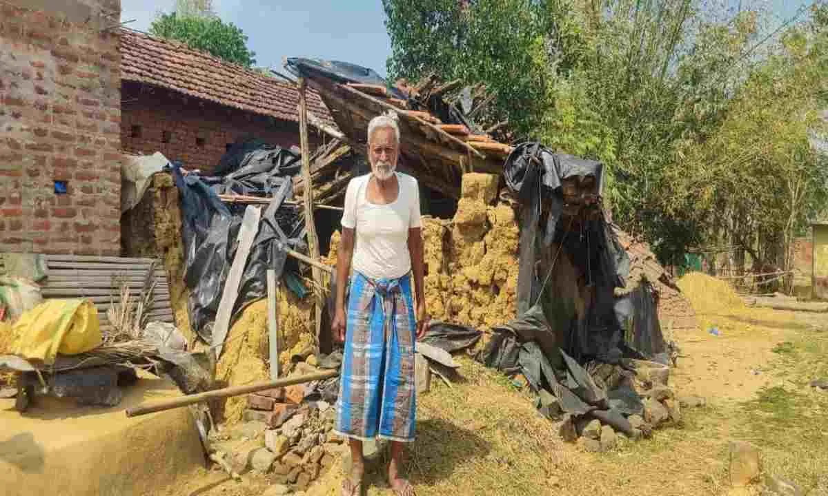 Pakur News: छप्पर उड़ा, जिंदगी उजड़ी! महेशपुर के वृद्ध परिवार पर टूटा कहर