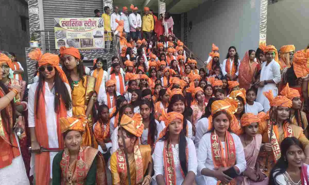 Palamu News: दुर्गा वाहिनी का भव्य पथ संचलन, हजारों मातृशक्तियों ने किया शक्ति प्रदर्शन