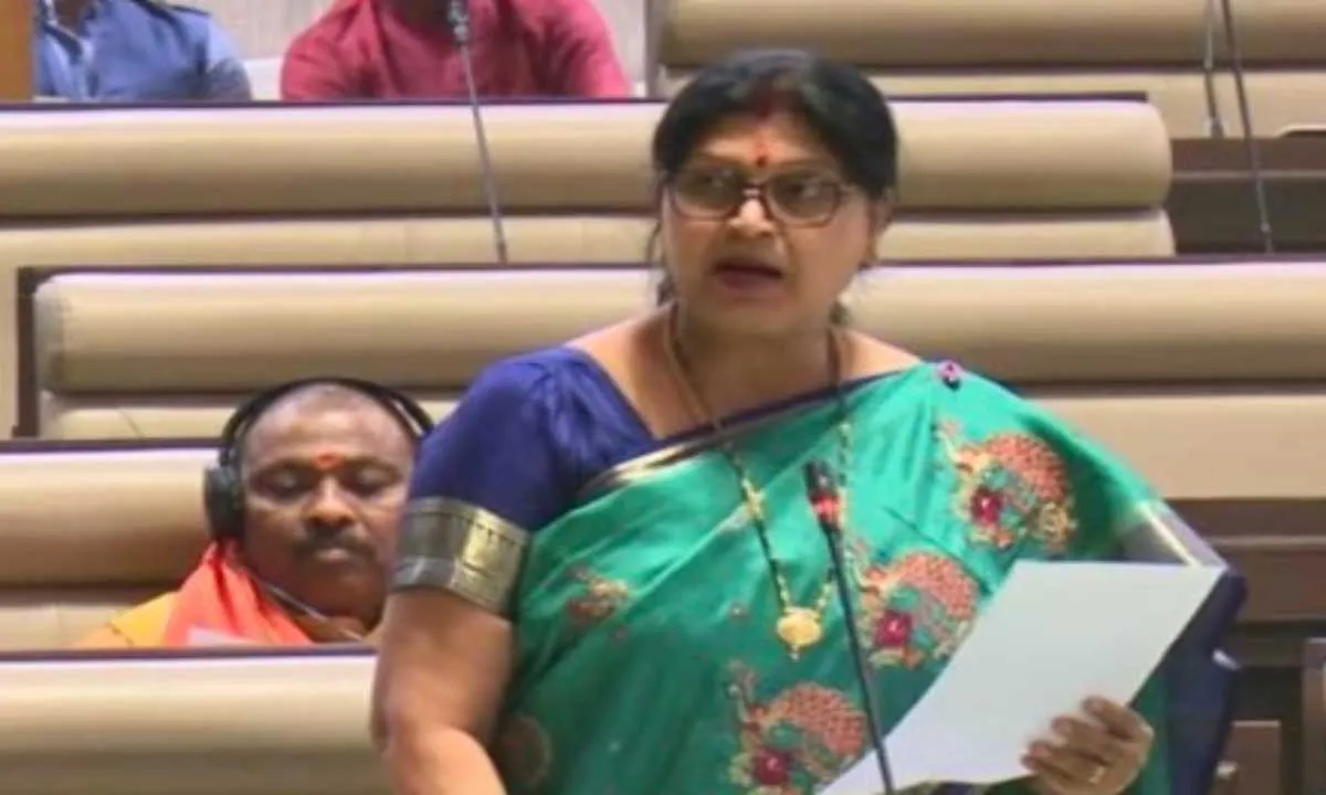 Koderma News: पेयजल और बिजली की नियमित आपूर्ति हो: डॉ नीरा यादव