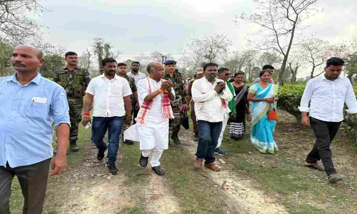 Sahebganj news: झामुमो नेता ने असम चुनाव में हेमंत सोरेन की सभा की तैयारियों का लिया जायजा