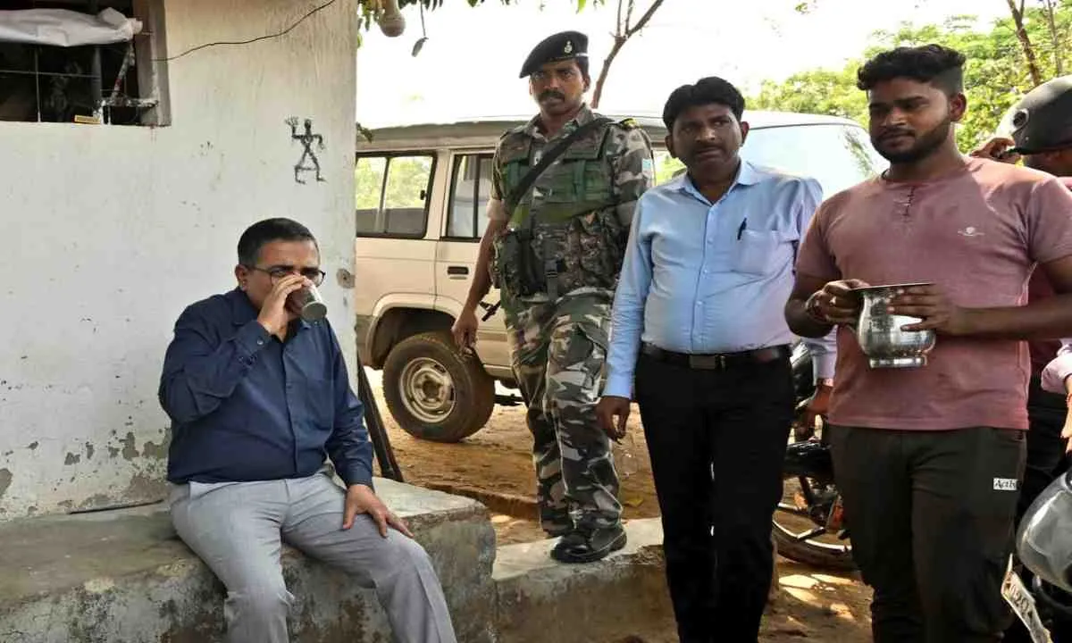 Bokaro News: उपायुक्त अजय नाथ झा ने चबूतरे पर बैठकर पिया पानी, ग्रामीणों संग की आत्मीय चर्चा