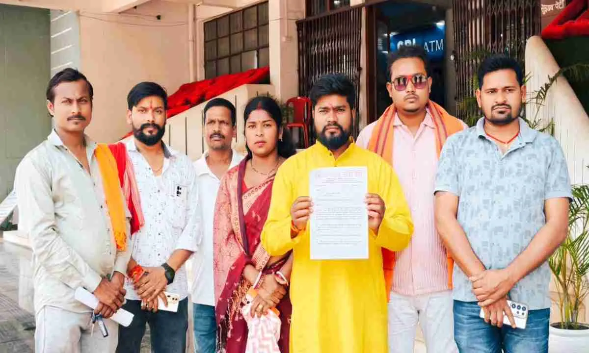 Pakur News: निजी स्कूलों की मनमानी के खिलाफ फूटा गुस्सा: री-एडमिशन शुल्क पर रोक की मांग