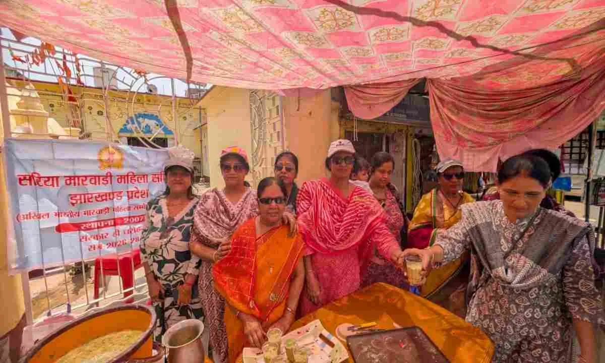 Giridih News: भीषण गर्मी में राहत: सरिया महिला समिति ने 800 लोगों को पिलाया सत्तू शर्बत