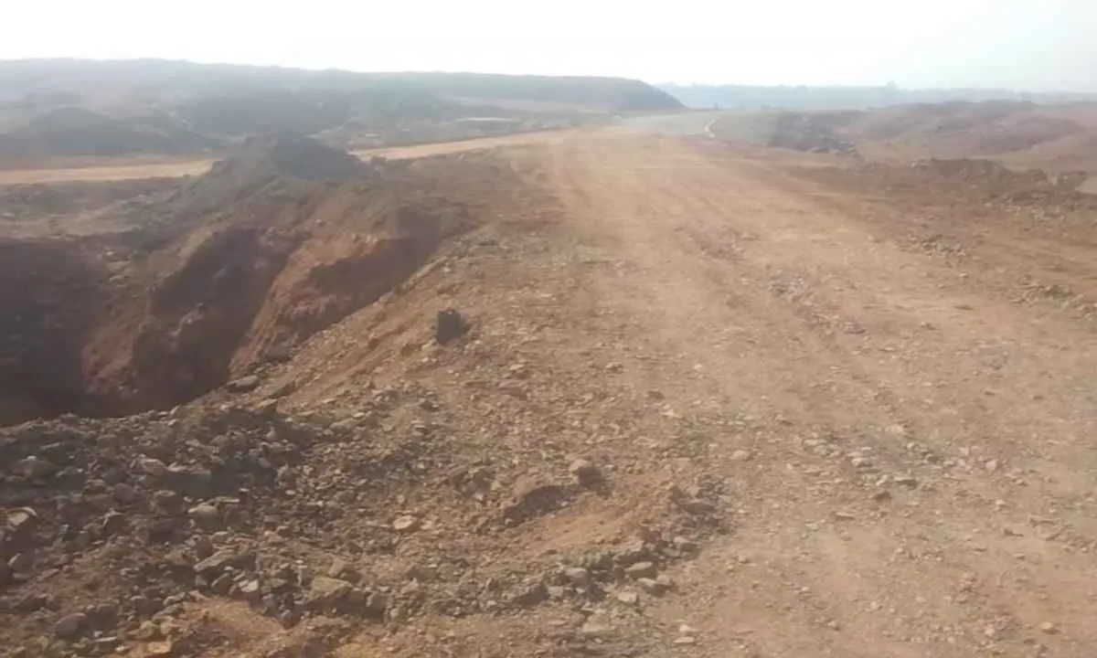 Pakur News: पाइपलाइन के नाम पर मौत के गड्ढे: प्रशासन मौन, ग्रामीण दहशत में