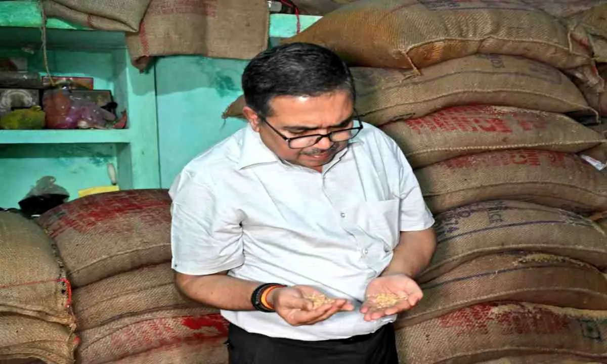 Bokaro News: उपायुक्त अजय नाथ झा ने पीडीएस दुकान का किया औचक निरीक्षण