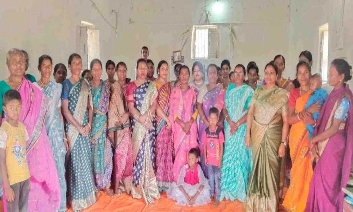 Pakur News: ईस्टर पर चर्चों में उमड़ी भीड़, जुली हेंब्रम ने दिया प्रेम और शांति का संदेश